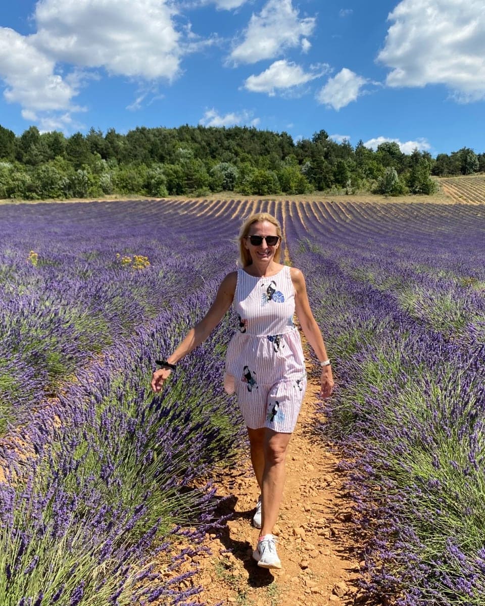 Sole caminando por un campo de lavanda